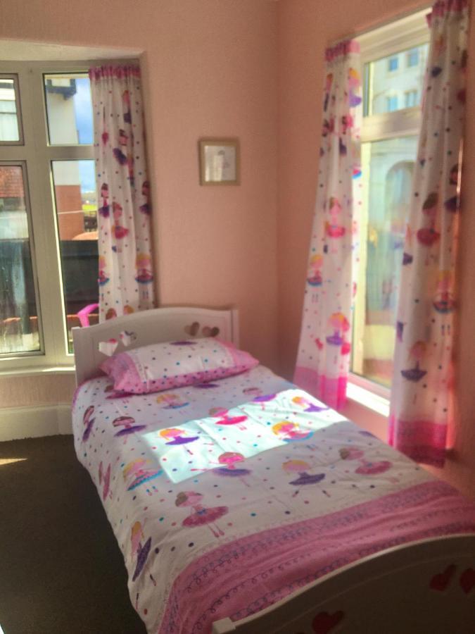 Pink House ,Opposite Beach ,Sleeps 6 , 2 Bedroom Ground Floor Self Contained Garden Flat , Private Entrance , Kitchen , Guaranteed Parking ,Wifi , Movies ,Bathroom ,Fridge , Microwave ,Bedroom 1, Double Bed & 2 Single Beds ,Bedroom 2 , Double Bed Paignton Exterior foto