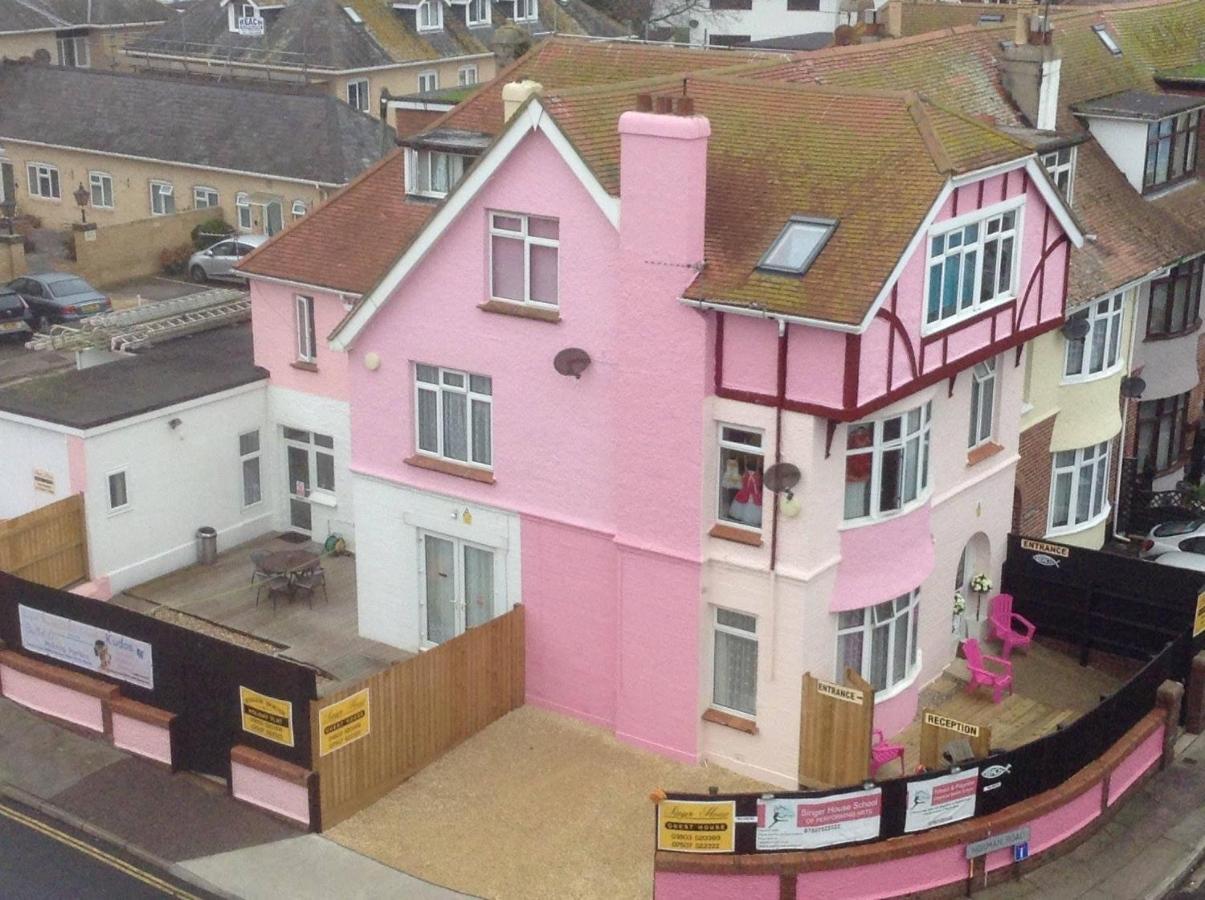 Pink House ,Opposite Beach ,Sleeps 6 , 2 Bedroom Ground Floor Self Contained Garden Flat , Private Entrance , Kitchen , Guaranteed Parking ,Wifi , Movies ,Bathroom ,Fridge , Microwave ,Bedroom 1, Double Bed & 2 Single Beds ,Bedroom 2 , Double Bed Paignton Exterior foto