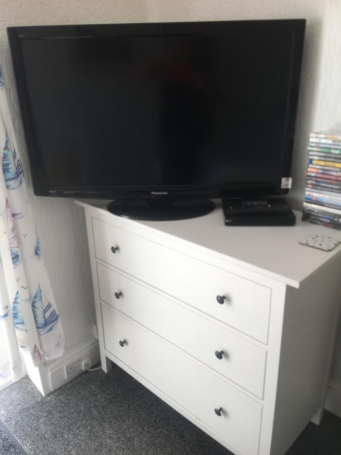 Pink House ,Opposite Beach ,Sleeps 6 , 2 Bedroom Ground Floor Self Contained Garden Flat , Private Entrance , Kitchen , Guaranteed Parking ,Wifi , Movies ,Bathroom ,Fridge , Microwave ,Bedroom 1, Double Bed & 2 Single Beds ,Bedroom 2 , Double Bed Paignton Exterior foto