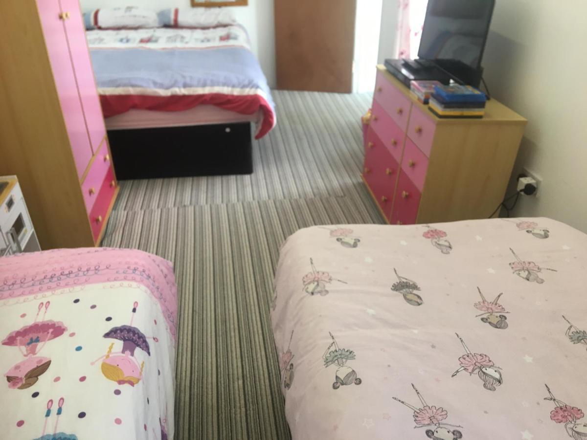 Pink House ,Opposite Beach ,Sleeps 6 , 2 Bedroom Ground Floor Self Contained Garden Flat , Private Entrance , Kitchen , Guaranteed Parking ,Wifi , Movies ,Bathroom ,Fridge , Microwave ,Bedroom 1, Double Bed & 2 Single Beds ,Bedroom 2 , Double Bed Paignton Exterior foto